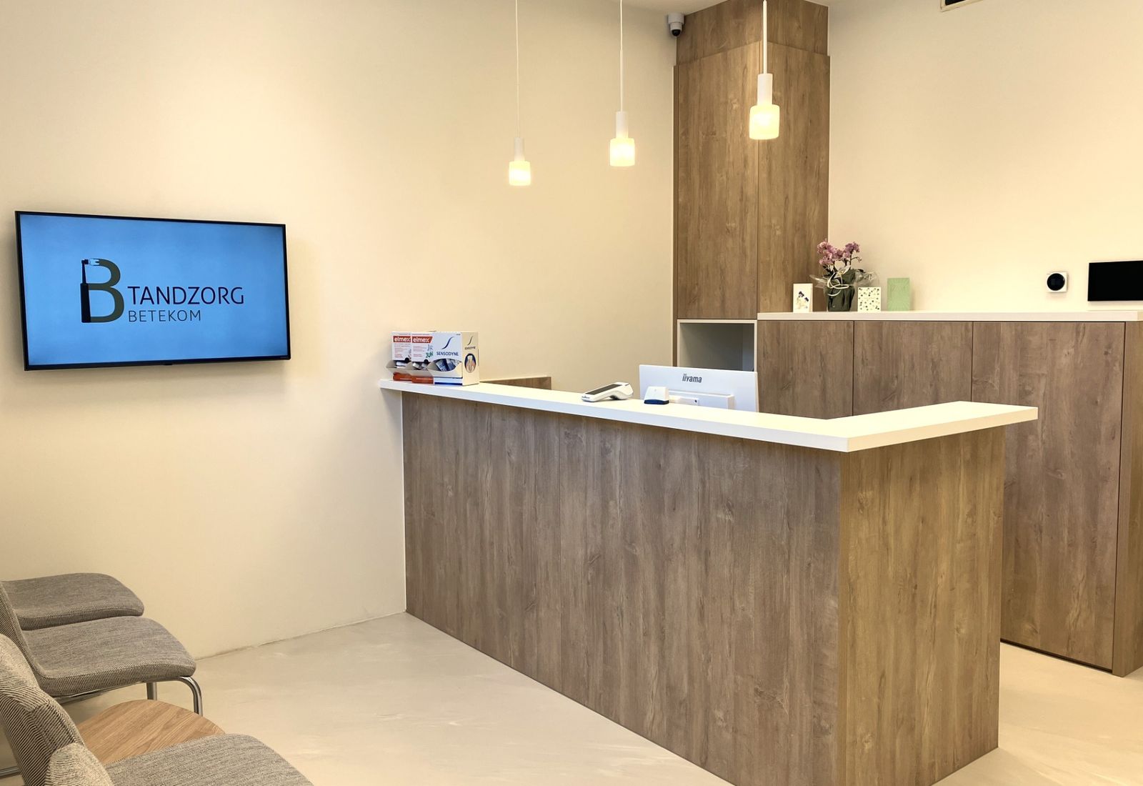 Balie met wachtzaal bij Tandzorg Betekom